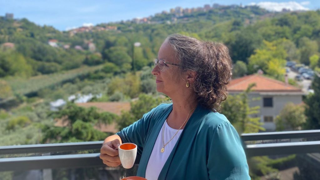 Coach genießt bewusst einen Espresso - Sinnbild für Pausen machen, Selbstfürsorge und Dolce Vita