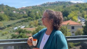 Coach genießt bewusst einen Espresso - Sinnbild für Pausen machen, Selbstfürsorge und Dolce Vita