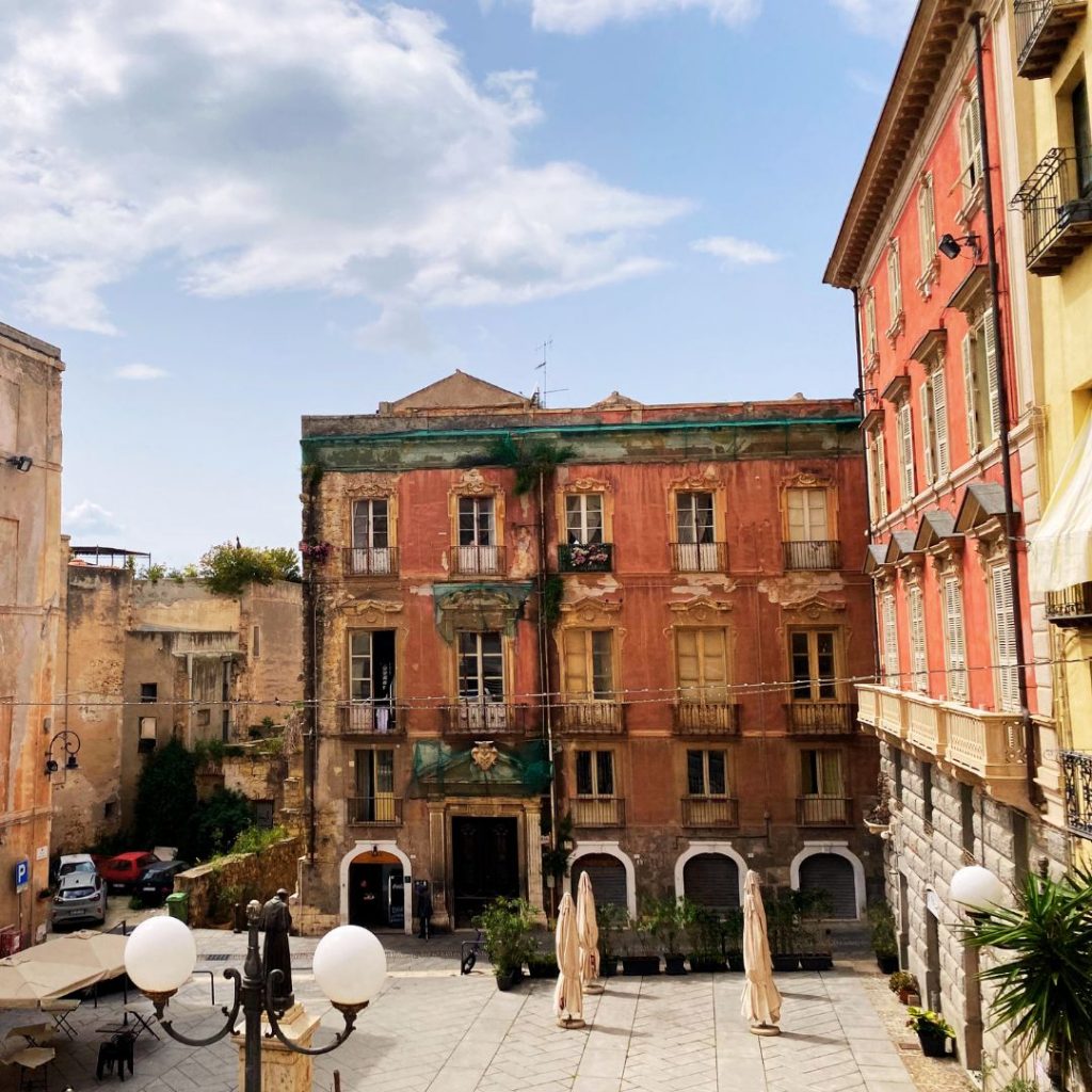 Das Foto zeigt alte Gebäude in Cagliari, die auf ihre Art Schönheit in sich tragen
