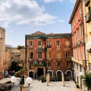 Das Foto zeigt alte Gebäude in Cagliari, die auf ihre Art Schönheit in sich tragen